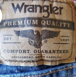 Wrangler relaxed fit slightly distressed jeans sz 38 X 32